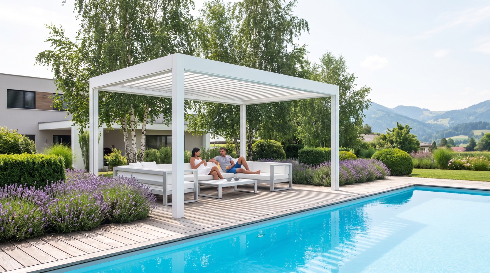 Weiße Lamellenpergola Serie 175 freistehend am Pool
